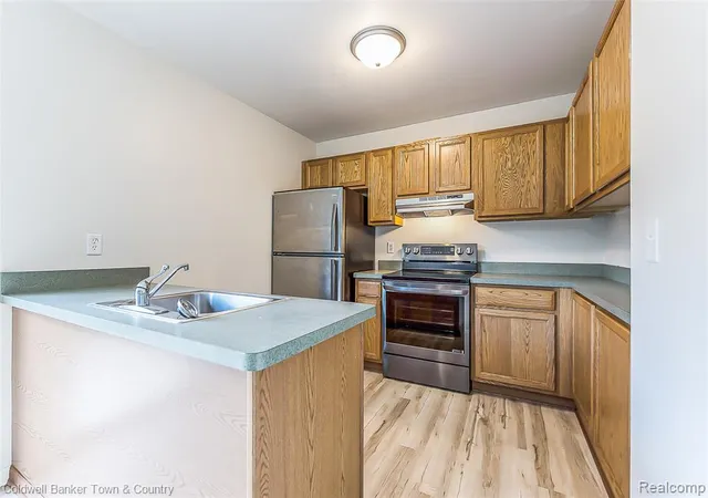 Photo 3 of Sale Pending at 10268 Lake Forest Dr, Hamburg, MI 48139 | MLS# 61036126 | Listing updated on 2026-10-20