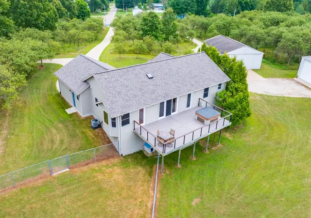 Photo 3 of Sale Pending at 50360 29 1/2 St, Paw Paw, MI 49079 | MLS# 70556422 | Listing updated on 2026-09-11
