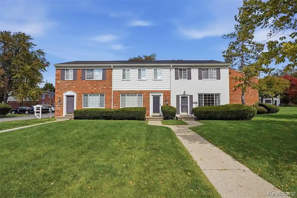 Listing Photo 2 - Condo for sale in 429 Fox Hls Dr located at 429 Fox Hls Dr, Bloomfield Hills, MI 48304 - Unit 429 Fox Hills Dr