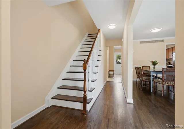 Listing Photo 5 - Condo for sale in building located at 429 Fox Hls Dr, Bloomfield Hills, MI 48304