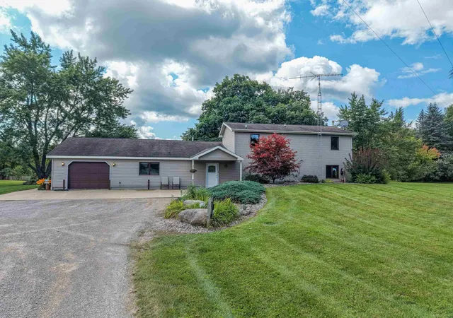 Photo 3 of Single family home for sale at 3505 Lang Rd, Beaverton, MI 48612 | MLS# 50221254 | Listing updated on 2026-09-10