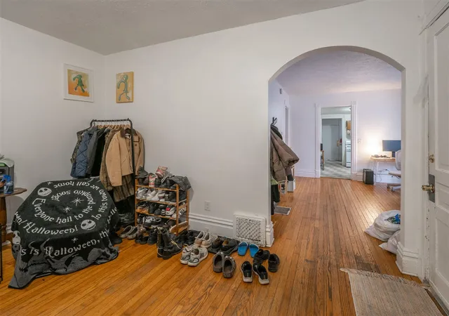 Photo 4 of Sale Pending at 1020 S Park St, Kalamazoo, MI 49001 | MLS# 70555098 | Listing updated on 2026-09-03