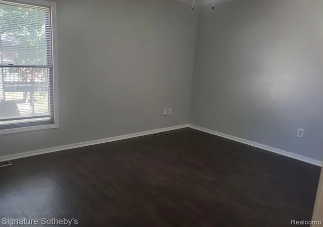 Photo 4 of Single family home for sale at 605 Amelia Ave, Royal Oak, MI 48073 | MLS# 61028903 | Listing updated on 2026-09-12