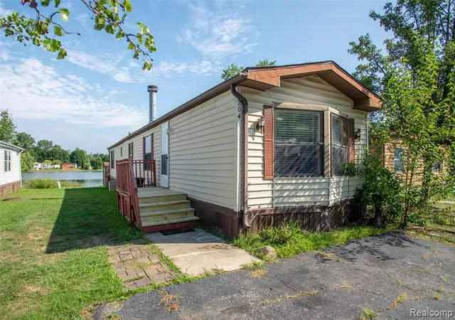 Photo 3 of Manufactured home for sale at 2043 Marmoor Dr, Shelby Twp, MI 48317 2758 | MLS# 61023660 | Listing updated on 2026-09-15
