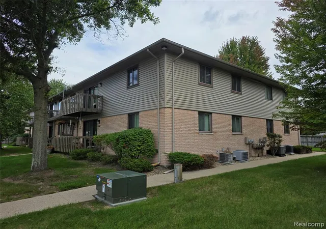 Listing Photo 1 - Condo for sale in building located at 1164 Hillcrest Dr, Oxford, MI 48371 - Unit #