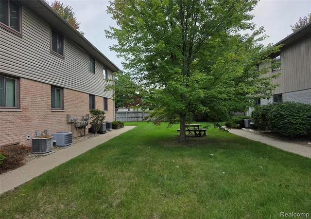 Listing Photo 4 - Condo for sale in building located at 1164 Hillcrest Dr, Oxford, MI 48371