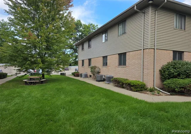 Listing Photo 5 - Condo for sale in building located at 1164 Hillcrest Dr, Oxford, MI 48371