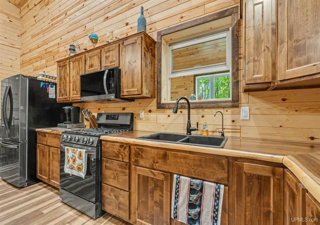 Photo 3 of Single family home for sale at 16865 Bil Mar Beach Rd, Curtis, MI 49820 | MLS# 50220906 | Listing updated on 2026-10-09