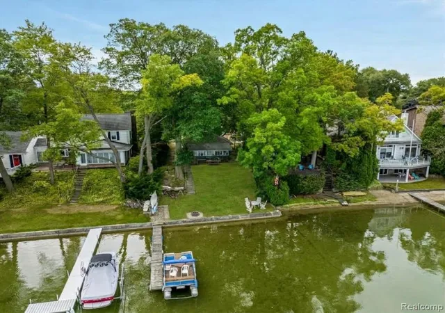 Photo 2 of Single family home for sale at 4324 S Shore St, Waterford, MI 48328 | MLS# 61036428 | Listing updated on 2026-10-07