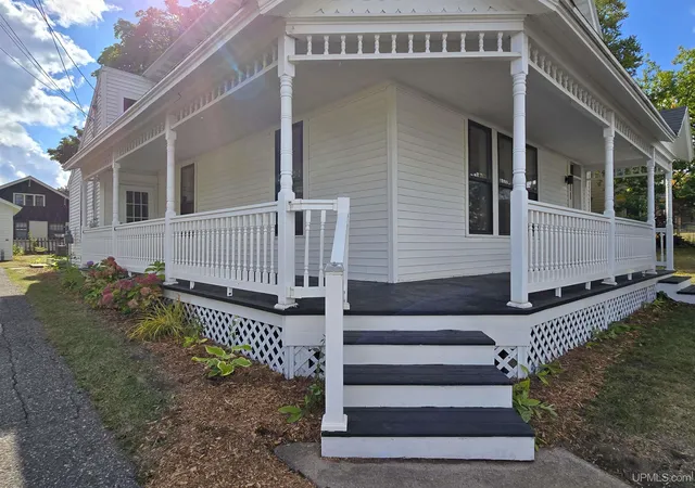 Photo 2 of Single family home for sale at 121 Fisher St, Marquette, MI 49855 | MLS# 50223470 | Listing updated on 2026-10-08