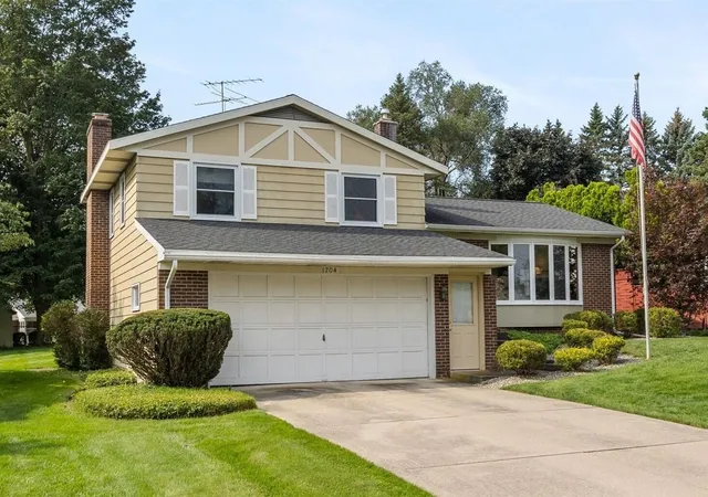 Photo 1 of Sale Pending at 1704 Millbank St, Grand Rapids, MI 49508 | MLS# 70556815 | Listing updated on 2026-10-08