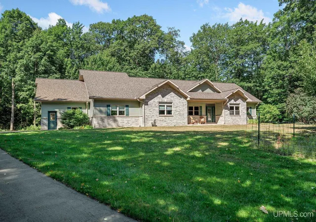 Photo 1 of Single family home for sale at 220 Chapel Ridge Rd, Marquette, MI 49855 | MLS# 50221564 | Listing updated on 2026-09-16
