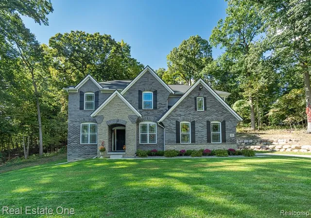 Photo 1 of Single family home for sale at 201 Beechview Dr, Rochester, MI 48306 | MLS# 61035227 | Listing updated on 2026-10-12