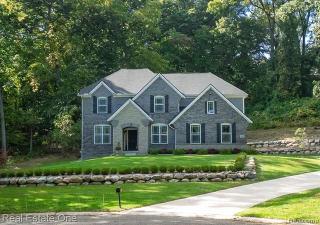 Photo 2 of Single family home for sale at 201 Beechview Dr, Rochester, MI 48306 | MLS# 61035227 | Listing updated on 2026-10-12