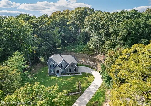 Photo 3 of Single family home for sale at 201 Beechview Dr, Rochester, MI 48306 | MLS# 61035227 | Listing updated on 2026-10-12
