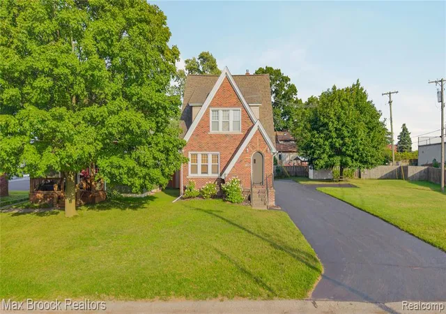 Photo 2 of Multi family home for sale at 2222 Montroyal Ave, Waterford, MI 48328 1726 | MLS# 61025884 | Listing updated on 2026-08-31