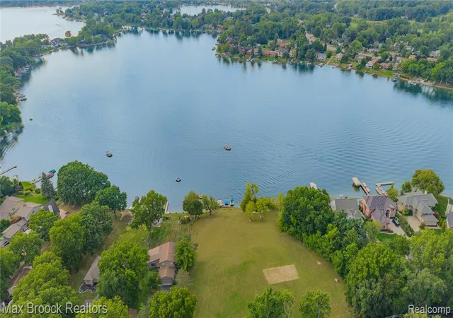 Photo 2 of Multi family home for sale at 2222 Montroyal Ave, Waterford, MI 48328 1726 | MLS# 61025884 | Listing updated on 2026-08-31
