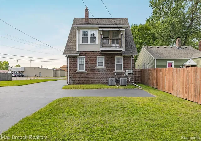 Photo 3 of Multi family home for sale at 2222 Montroyal Ave, Waterford, MI 48328 1726 | MLS# 61025884 | Listing updated on 2026-08-31