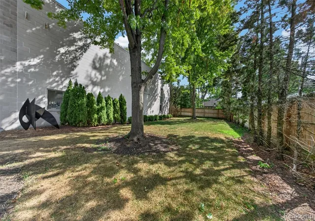 Photo 2 of Sale Pending at 432 E Parent Ave, Royal Oak, MI 48067 3754 | MLS# 61024275 | Listing updated on 2026-10-10