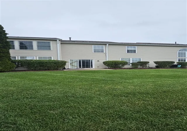 Listing Photo 4 - Condo for sale in building located at 26691 Kirkway Dr, Woodhaven, MI 48183