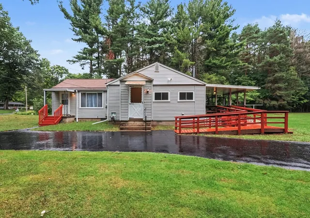 Photo 3 of Sale Pending at 6115 Dorwood Rd, Saginaw, MI 48601 | MLS# 50221341 | Listing updated on 2026-09-23