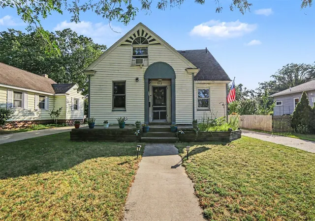 Photo 3 of Single family home for sale at 513 Fowler St, Muskegon, MI 49445 | MLS# 70549964 | Listing updated on 2026-09-14