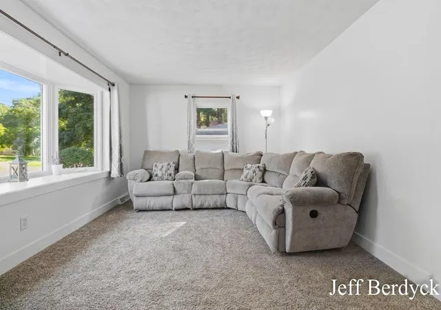 Photo 3 of Sale Pending at 934 Harding St, Grand Rapids, MI 49544 | MLS# 70554966 | Listing updated on 2026-09-15