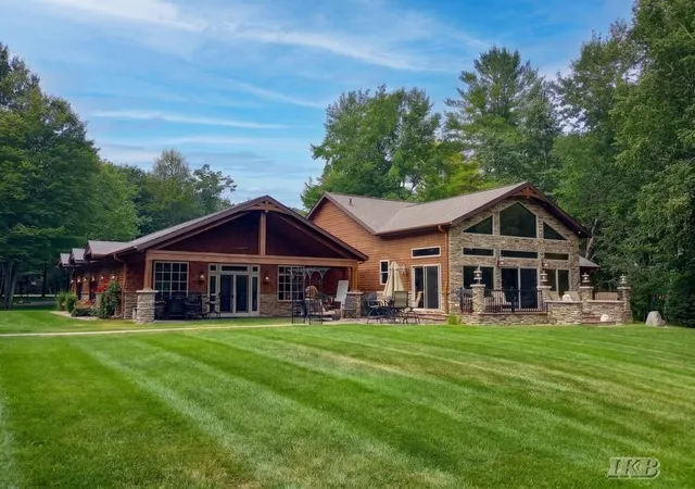 Photo 3 of Single family home for sale at 4074 Pineway Dr, Gladwin, MI 48624 | MLS# 50221104 | Listing updated on 2026-09-10