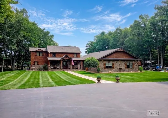 Photo 4 of Single family home for sale at 4074 Pineway Dr, Gladwin, MI 48624 | MLS# 50221104 | Listing updated on 2026-09-10