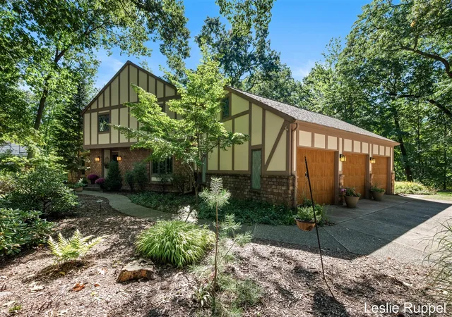 Photo 2 of Sale Pending at 1700 Mont Rue Dr, Grand Rapids, MI 49546 | MLS# 70560942 | Listing updated on 2026-10-14