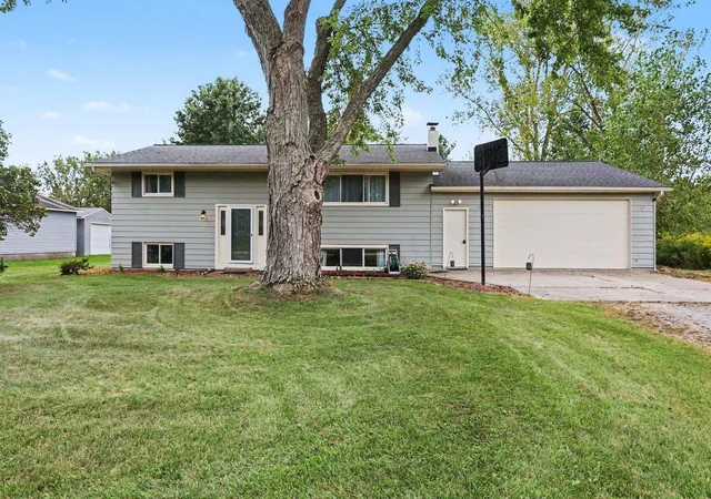 Photo 1 of Single family home for sale at 1372 S 9 Mile Rd, Kawkawlin, MI 48631 | MLS# 50221581 | Listing updated on 2026-10-05