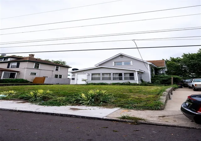 Photo 1 of Single family home for sale at 1919 Stafford Ave, Grand Rapids, MI 49507 | MLS# 70557120 | Listing updated on 2026-09-15