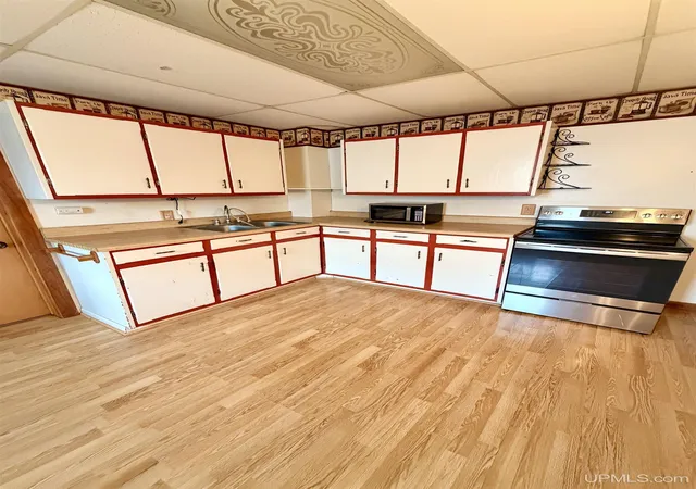 Photo 4 of Single family home for sale at 402 E Empire St, Ishpeming, MI 49849 | MLS# 50220780 | Listing updated on 2026-09-10