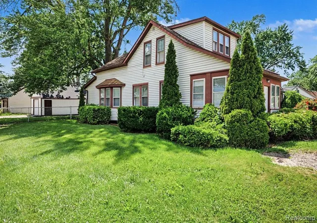 Photo 2 of Single family home for sale at 21716 Lakeview St, Saint Clair Shores, MI 48080 4052 | MLS# 61006582 | Listing updated on 2026-10-19