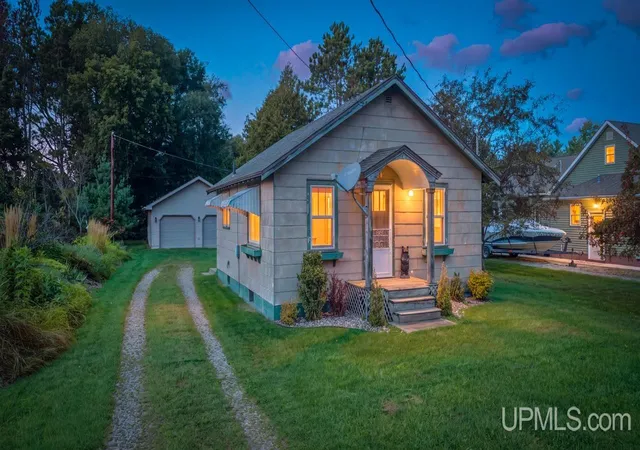 Photo 1 of Single family home for sale at 9113 Bayshore Dr, Gladstone, MI 49837 | MLS# 50221402 | Listing updated on 2026-09-12