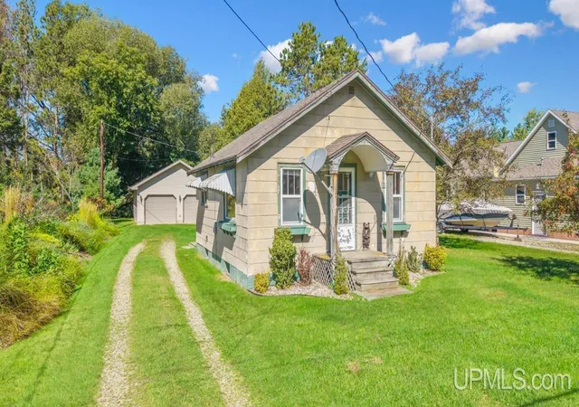 Photo 2 of Single family home for sale at 9113 Bayshore Dr, Gladstone, MI 49837 | MLS# 50221402 | Listing updated on 2026-09-12