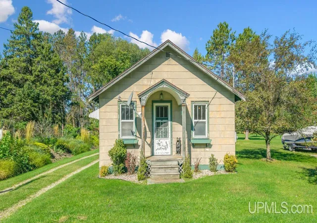 Photo 3 of Single family home for sale at 9113 Bayshore Dr, Gladstone, MI 49837 | MLS# 50221402 | Listing updated on 2026-09-12