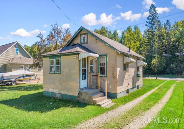 Photo 3 of Single family home for sale at 9113 Bayshore Dr, Gladstone, MI 49837 | MLS# 50221402 | Listing updated on 2026-09-12