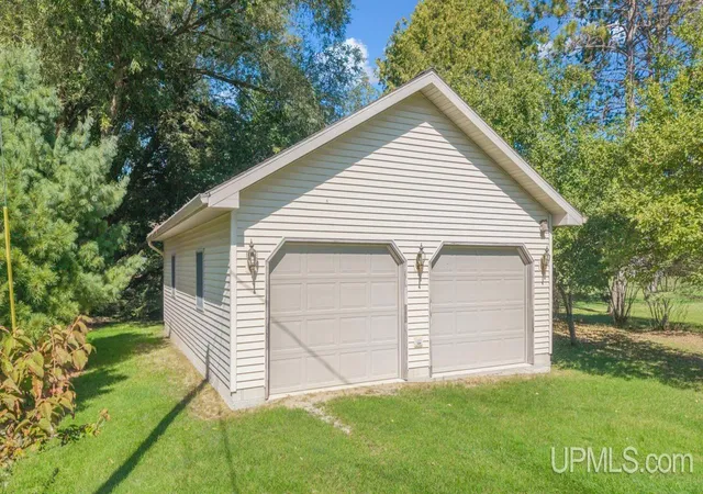 Photo 4 of Single family home for sale at 9113 Bayshore Dr, Gladstone, MI 49837 | MLS# 50221402 | Listing updated on 2026-09-12