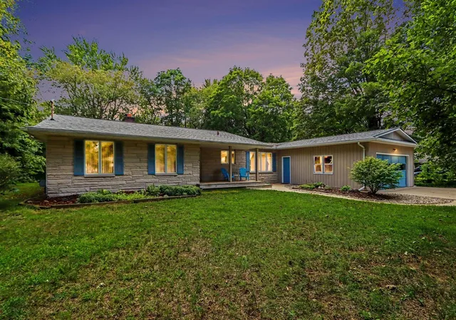 Photo 2 of Sale Pending at 3034 Springbrook Dr, Kalamazoo, MI 49004 | MLS# 70555284 | Listing updated on 2026-09-02