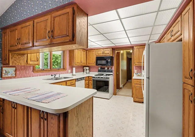Photo 4 of Sale Pending at 3034 Springbrook Dr, Kalamazoo, MI 49004 | MLS# 70555284 | Listing updated on 2026-09-02