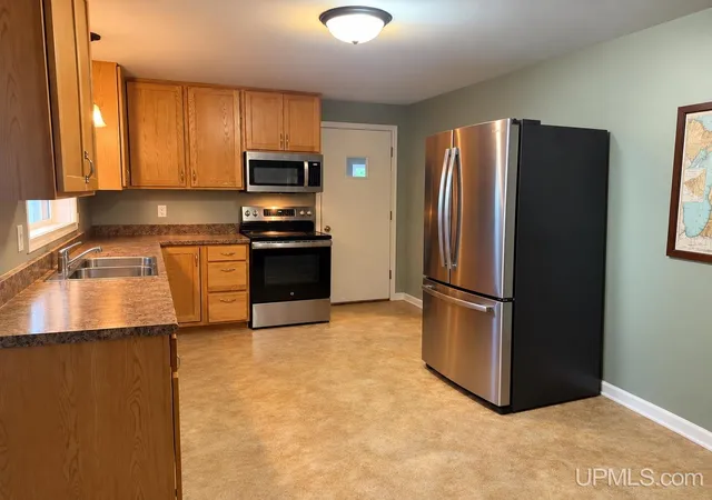 Photo 2 of Single family home for sale at 907 Sherman St, Marquette, MI 49855 | MLS# 50223797 | Listing updated on 2026-10-13
