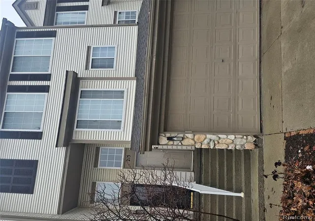 Listing Photo 2 - Condo for sale in building located at 215 Oak Ridge Dr, Pontiac, MI 48341