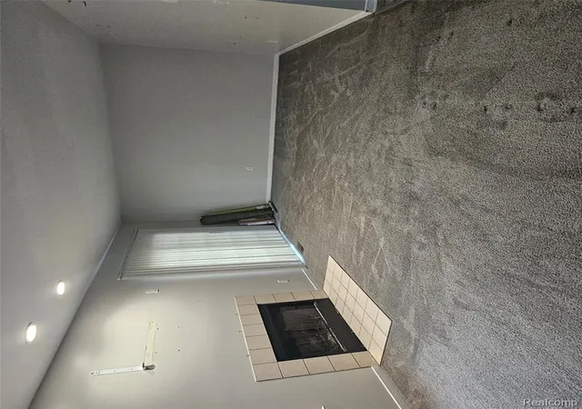 Listing Photo 4 - Condo for sale in building located at 215 Oak Ridge Dr, Pontiac, MI 48341