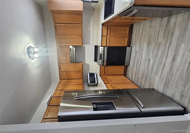 Listing Photo 5 - Condo for sale in building located at 215 Oak Ridge Dr, Pontiac, MI 48341