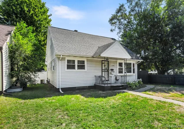 Photo 3 of Single family home for sale at 1768 Hudson St, Muskegon, MI 49441 | MLS# 61025643 | Listing updated on 2026-09-16