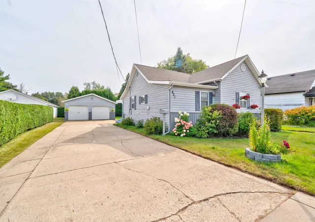 Photo 1 of Single family home for sale at 631 Garden Ave, Manistique, MI 49854 | MLS# 50220644 | Listing updated on 2026-09-12