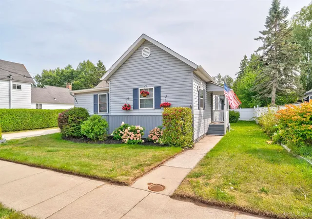 Photo 2 of Single family home for sale at 631 Garden Ave, Manistique, MI 49854 | MLS# 50220644 | Listing updated on 2026-09-12