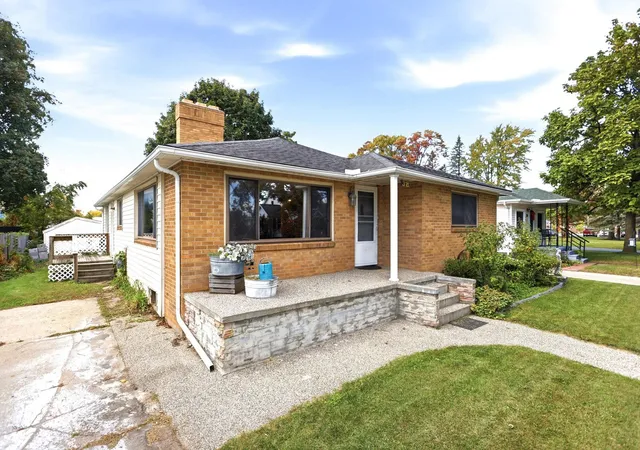 Photo 1 of Single family home for sale at 318 S Mercer St, Pinconning, MI 48650 | MLS# 50224335 | Listing updated on 2026-10-08