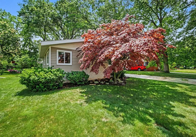 Photo 2 of Sale Pending at 1318 Eastlawn Dr, Midland, MI 48642 | MLS# 50221048 | Listing updated on 2026-09-11